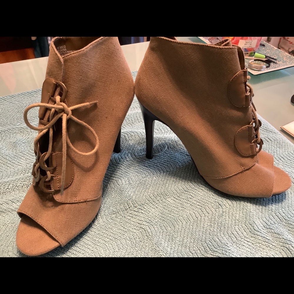 Elle Green lace up open toe boots.